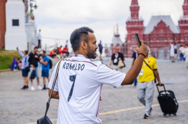 Moskova, Rusya - 26 Haziran 2018: 2018 Dünya Kupası. Kızıl Meydan'dan bir smartphone üzerinde Ronaldo bir t-shirt yazıt ile bir adam fotoğrafı