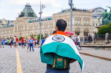 Moskova, Rusya - 26 Haziran 2018: 2018 Dünya Kupası. Kızıl meydan onun omuzlarında Hindistan bayrağı ile Hintli turist