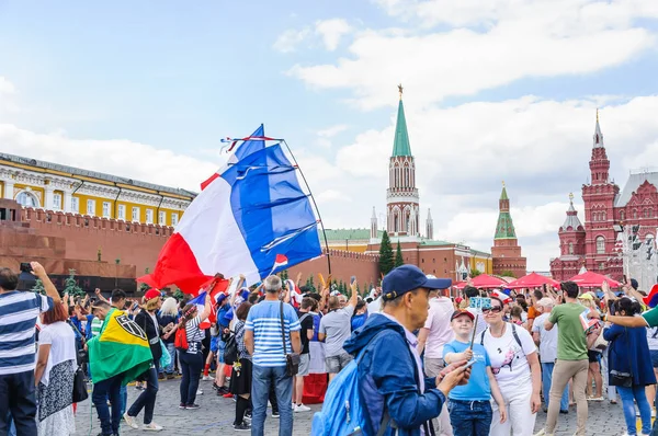 Moskova, Rusya - 26 Haziran 2018: 2018 Dünya Kupası. Kızıl Meydan bayrakları ile Fransız hayranları