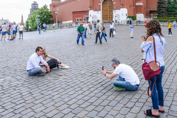 Moscú Rusia Junio 2018 Los Turistas Extranjeros Son Fotografiados Plaza —  Fotos de Stock