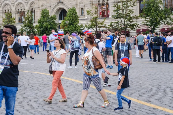 Moskova, Rusya - 26 Haziran 2018: 2018 Dünya Kupası. Futbol taraftarları kırmızı kare üzerinde