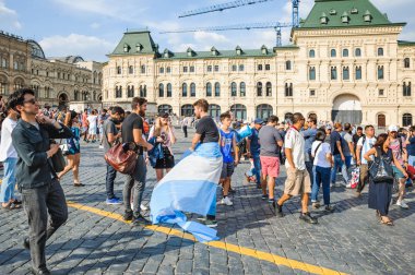 Moskova, Rusya - 29 Haziran 2018: 2018 Dünya Kupası. Kumaş renkleri kırmızı kare üzerinde Arjantin bayrağı ile Arjantin fan
