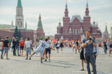 Moskova, Rusya - 29 Haziran 2018: Arka plan bulanık. 2018 Dünya Kupası. Arjantin ve Kızıl Meydan diğer turistlere bayrağı renklerde çizgili beyaz-mavi t-shirt Arjantinli fanlar