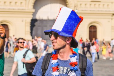 Moskova, Rusya - 29 Haziran 2018: 2018 Dünya Kupası. Kızıl Meydan üzerinde orijinal şapkalı Fransız fan