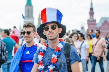 Moskova, Rusya - 29 Haziran 2018: 2018 Dünya Kupası. Kızıl Meydan üzerinde orijinal şapkalı Fransız fan