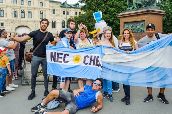 Moskova, Rusya - 29 Haziran 2018: 2018 Dünya Kupası. Yazıt ile Arjantin bayrakları ile Arjantin hayranları ile Kızıl Meydan turistlere Necochea fotoğrafı