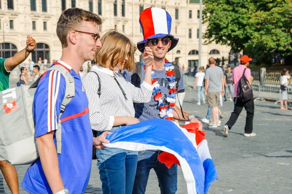 Moskova, Rusya - 29 Haziran 2018: 2018 Dünya Kupası. Fransız hayranları ile Fransa'Kızıl Meydan bayrağı