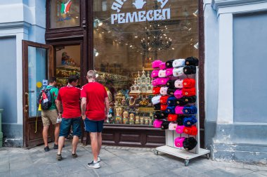 Moskova, Rusya - 26 Haziran 2018: 2018 Dünya Kupası. Turistler Hediyelik Dükkanı 
