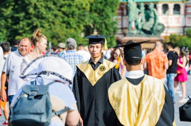 Moskova, Rusya - 29 Haziran 2018: Gençler üzerinde kırmızı kare fotoğrafını üniversite mezunları çerçevesi içinde Asya görünüm