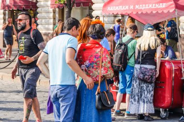 Moskova, Rusya - 29 Haziran 2018: 2018 Dünya Kupası. Dondurma ve Kızıl Meydan içkiler yabancı hayranları standı