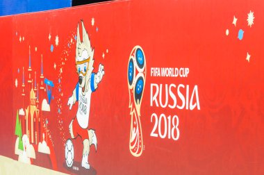 Moskova, Rusya - 26 Haziran 2018: 2018 Dünya Kupası. Amblem ve Zabivaka fan alan kırmızı kare üzerinde afiş