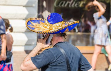 Moskova, Rusya - 29 Haziran 2018: 2018 Dünya Kupası. Kızıl Meydan cep telefonda konuşurken Fötr şapkalı Meksika fan