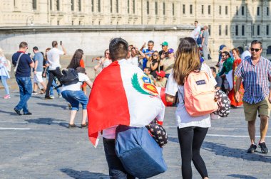 Moskova, Rusya - 29 Haziran 2018: 2018 Dünya Kupası. Kızıl meydan onun omuzlarında Peru bayrağı ile Perulu fan