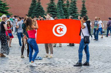 Moskova, Rusya - 29 Haziran 2018: 2018 Dünya Kupası. Kızıl Meydan üzerinde fotoğrafı Tunus bayrağı ile fanlar