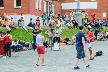 Moskova, Rusya - 29 Haziran 2018: 2018 Dünya Kupası. Kızıl Meydan üzerinde futbol taraftarları kalabalıklar takılmak