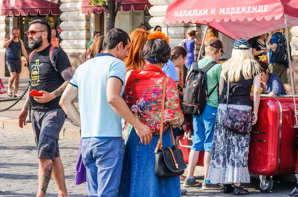 Moskova, Rusya - 29 Haziran 2018: 2018 Dünya Kupası. Dondurma ve Kızıl Meydan içkiler yabancı hayranları standı