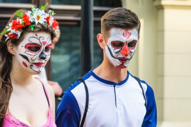 Moskova, Rusya - 29 Haziran 2018: 2018 Dünya Kupası. Mexican fanlar Gostiny Dvor için ulusal bir ev. Ölülerin günü kutlaması. İskelet gizlenmiş gençler