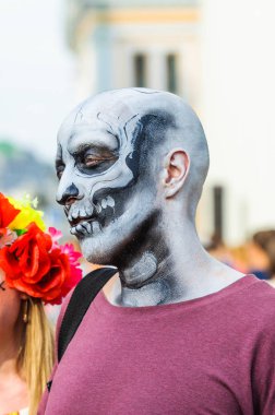 Moskova, Rusya - 29 Haziran 2018: 2018 Dünya Kupası. Mexican fanlar Gostiny Dvor için ulusal bir ev. Ölülerin günü kutlaması. Kel adam bir iskelet gizlenmiş 