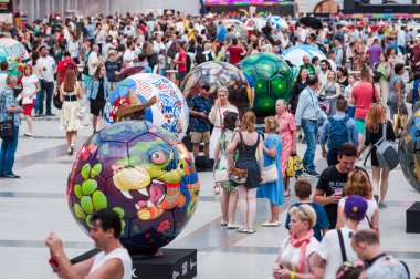 Moskova, Rusya - 29 Haziran 2018: 2018 Dünya Kupası. Mexican fanlar Gostiny Dvor için ulusal bir ev. Ölülerin günü kutlaması. Büyük futbol topu tarzı farklı ülkelerin