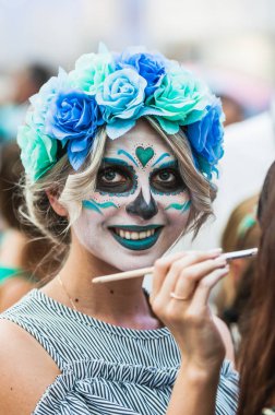 Moskova, Rusya - 29 Haziran 2018: 2018 Dünya Kupası. Mexican fanlar Gostiny Dvor için ulusal bir ev. Ölülerin günü kutlaması. Çiçek çelenk yüz boyama yaparken kız sanatçı