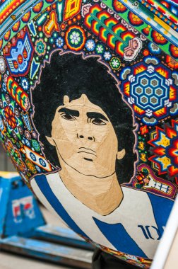 Moskova, Rusya - 29 Haziran 2018: 2018 Dünya Kupası. Mexican fanlar Gostiny Dvor için ulusal bir ev. Boncuk Huichol mozaik Ulusal el sanatları. Maradona kakma futbol topuyla parçası