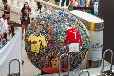 Moskova, Rusya - 29 Haziran 2018: 2018 Dünya Kupası. Mexican fanlar Gostiny Dvor için ulusal bir ev. Boncuk Huichol mozaik el sanatları. Kakma futbol topu futbol oyuncuları portreleri ile