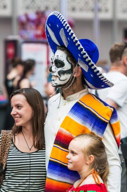 Moskova, Rusya - 29 Haziran 2018: 2018 Dünya Kupası. Mexican fanlar Gostiny Dvor için ulusal bir ev. Ölülerin günü kutlaması. Bir adam-iskeleti ile çocuk fotoğrafı bir fötr şapka