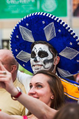 Moskova, Rusya - 29 Haziran 2018: 2018 Dünya Kupası. Mexican fanlar Gostiny Dvor için ulusal bir ev. Ölülerin günü kutlaması. Bir adam-bir fötr şapka iskeleti ile fotoğraflandı kadın 