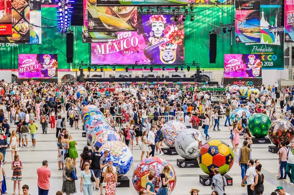 Moskova, Rusya - 29 Haziran 2018: 2018 Dünya Kupası. Mexican fanlar Gostiny Dvor için ulusal bir ev. Ölülerin günü kutlaması. Büyük futbol topu tarzı farklı ülkelerin