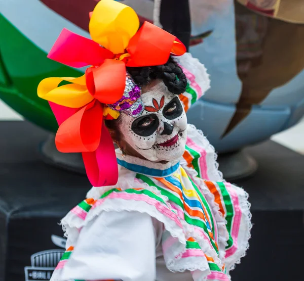 Moskova, Rusya - 29 Haziran 2018: 2018 Dünya Kupası. Mexican fanlar Gostiny Dvor için ulusal bir ev. Ölülerin günü kutlaması. Ölüm tanrıçası bir dans yapar gibi kadın giyinmiş