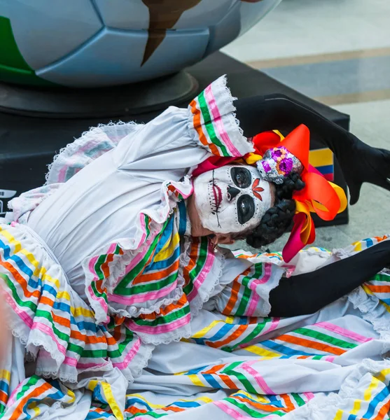 Moskova, Rusya - 29 Haziran 2018: 2018 Dünya Kupası. Mexican fanlar Gostiny Dvor için ulusal bir ev. Ölülerin günü kutlaması. Ölüm tanrıçası bir dans yapar gibi kadın giyinmiş