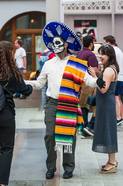 Moskova, Rusya - 29 Haziran 2018: 2018 Dünya Kupası. Mexican fanlar Gostiny Dvor için ulusal bir ev. Ölülerin günü kutlaması. Bir erkekte bir iskelet kılık değiştirmiş bir fötr şapka