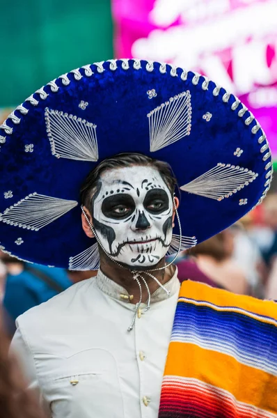 Moskova, Rusya - 29 Haziran 2018: 2018 Dünya Kupası. Mexican fanlar Gostiny Dvor için ulusal bir ev. Ölülerin günü kutlaması. Bir erkekte bir iskelet kılık değiştirmiş bir fötr şapka