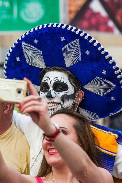 Moskova, Rusya - 29 Haziran 2018: 2018 Dünya Kupası. Mexican fanlar Gostiny Dvor için ulusal bir ev. Ölülerin günü kutlaması. Bir adam-bir fötr şapka iskeleti ile fotoğraflandı kadın 