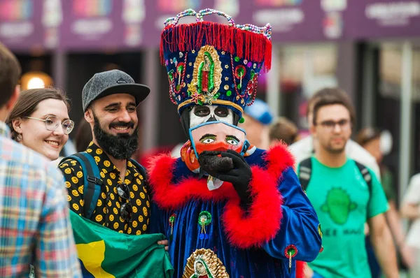 Moskova, Rusya - 29 Haziran 2018: 2018 Dünya Kupası. Mexican fanlar Gostiny Dvor için ulusal bir ev. Ölülerin günü kutlaması. Karnaval katılımcılarıyla fotoğrafı insanlar