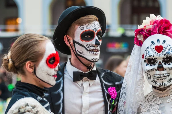 MOSCOW, RUSSIA - June 29, 2018: The 2018 FIFA World Cup. A National house for Mexican fans in Gostiny Dvor. Celebration of the Day of the Dead. Young people disguised as skeletons — Stock Image Moscow Russia June 2018 2018 Fifa World Cup National House Stock Picture