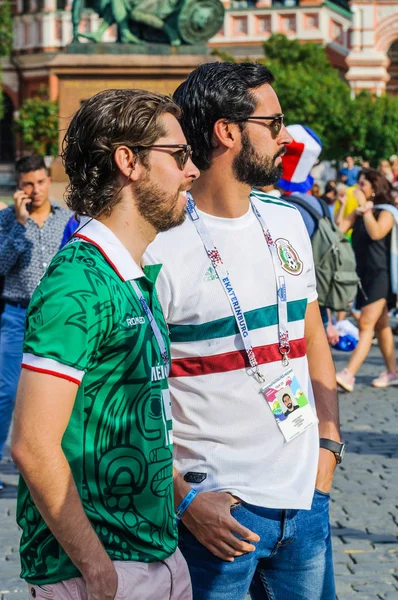 Moskova, Rusya - 26 Haziran 2018: 2018 Dünya Kupası. Kızıl Meydan Meksika hayranları
