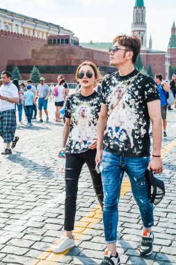 Moskova, Rusya - 29 Haziran 2018: 2018 Dünya Kupası. Japon adam ve kız aynı Kızıl Meydan üzerinde orijinal ile t-shirt baskı
