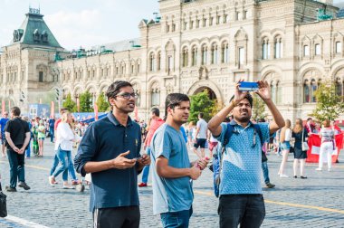 Moscow, Rusya Federasyonu - 29 Haziran 2018: Yabancı turist kırmızı kare üzerinde fotoğraflandı