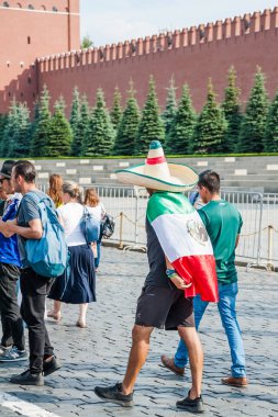 Moskova, Rusya - 29 Haziran 2018: 2018 Dünya Kupası. Meksika fan fötr şapka ve Kızıl meydan onun omuzlarında Meksika bayrağı ile