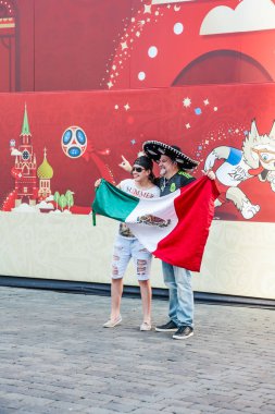 Moskova, Rusya - 29 Haziran 2018: 2018 Dünya Kupası. Meksika hayranları ile bir afiş arka plan üzerinde fotoğrafı bayrak