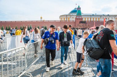 Moskova, Rusya - 29 Haziran 2018: 2018 Dünya Kupası. Farklı ülkelerden hayranları fan bölgesine Kızıl Meydan üzerinde git.