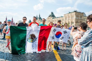 Moskova, Rusya - 29 Haziran 2018: 2018 Dünya Kupası. Kore ve Meksika hayranları bayrakları ve Kızıl Meydan üzerinde fotoğraflandı diğer turistler ile