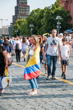 Moskova, Rusya - 29 Haziran 2018: 2018 Dünya Kupası. Girl - Kızıl Meydan Kolombiyalı bayrağı ile futbol fan 