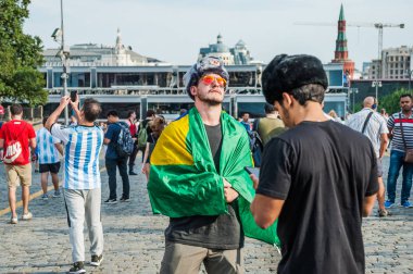 Moskova, Rusya - 29 Haziran 2018: 2018 Dünya Kupası. Brezilyalı hayranları ile Kızıl Meydan Brezilya bayrağı