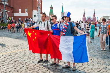 Moskova, Rusya - 29 Haziran 2018: 2018 Dünya Kupası. Kızıl Meydan bayrakları ile Fransız ve Çin fanlar
