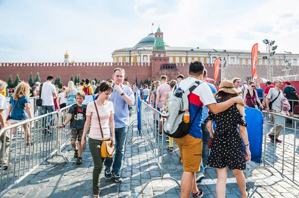 Moskova, Rusya - 29 Haziran 2018: 2018 Dünya Kupası. Farklı ülkelerden hayranları fan bölgesine Kızıl Meydan üzerinde git.