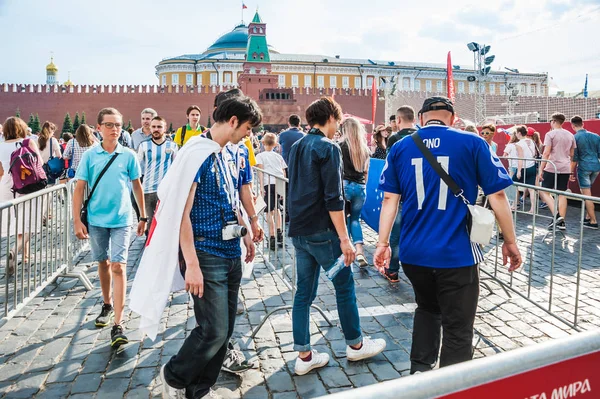 Moskova, Rusya - 29 Haziran 2018: 2018 Dünya Kupası. Japon hayranları fan bölgesine Kızıl Meydan üzerinde git.