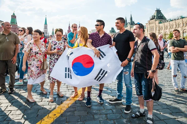 Moskova, Rusya - 29 Haziran 2018: 2018 Dünya Kupası. Kore hayranları bayrak ve Kızıl Meydan üzerinde fotoğraflandı diğer turistler ile
