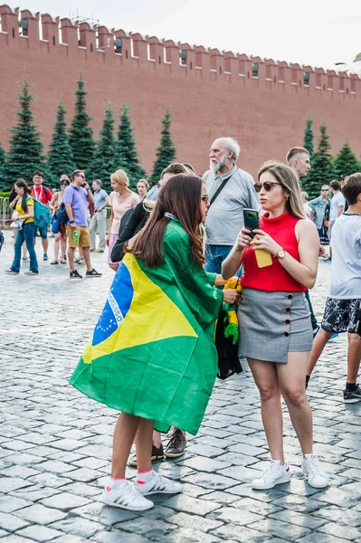 Moskova, Rusya - 29 Haziran 2018: 2018 Dünya Kupası. Brezilyalı Kadınlar - hayranları ile Kızıl Meydan Brezilya bayrağı